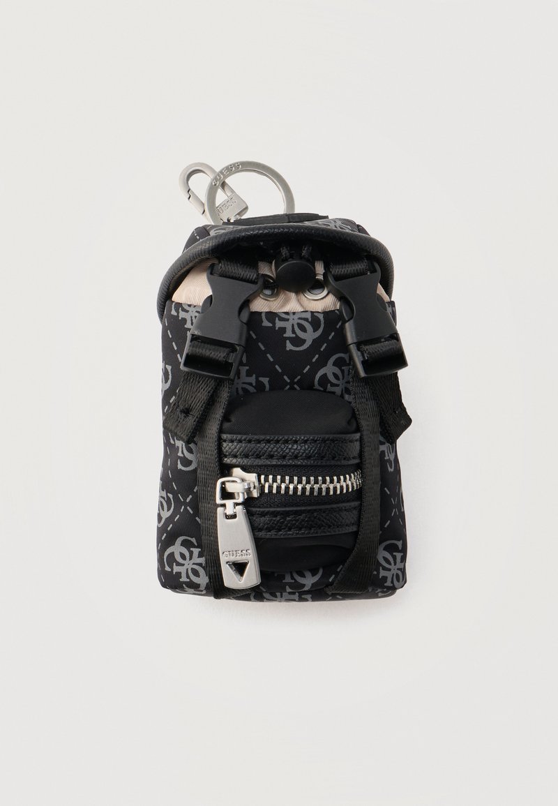 Μικρό μαύρο υφασμάτινο πουγκί με γκρι μονογράμματο σχέδιο, ασημένιο φερμουάρ, μαύρα λουριά με αγκράφες και ασημένιο μπρελόκ κλειδιών προσαρτημένο στην κορυφή.