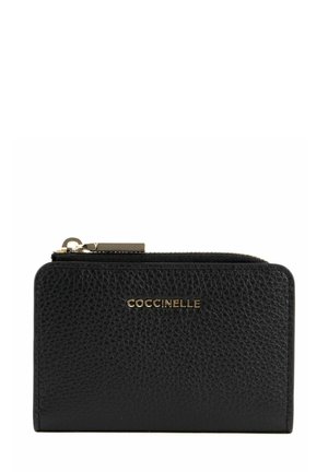 Portefeuille en cuir noir avec une finition texturée, une quincaillerie dorée et une fermeture éclair. Présente un logo embossé sur le devant. Design compact.