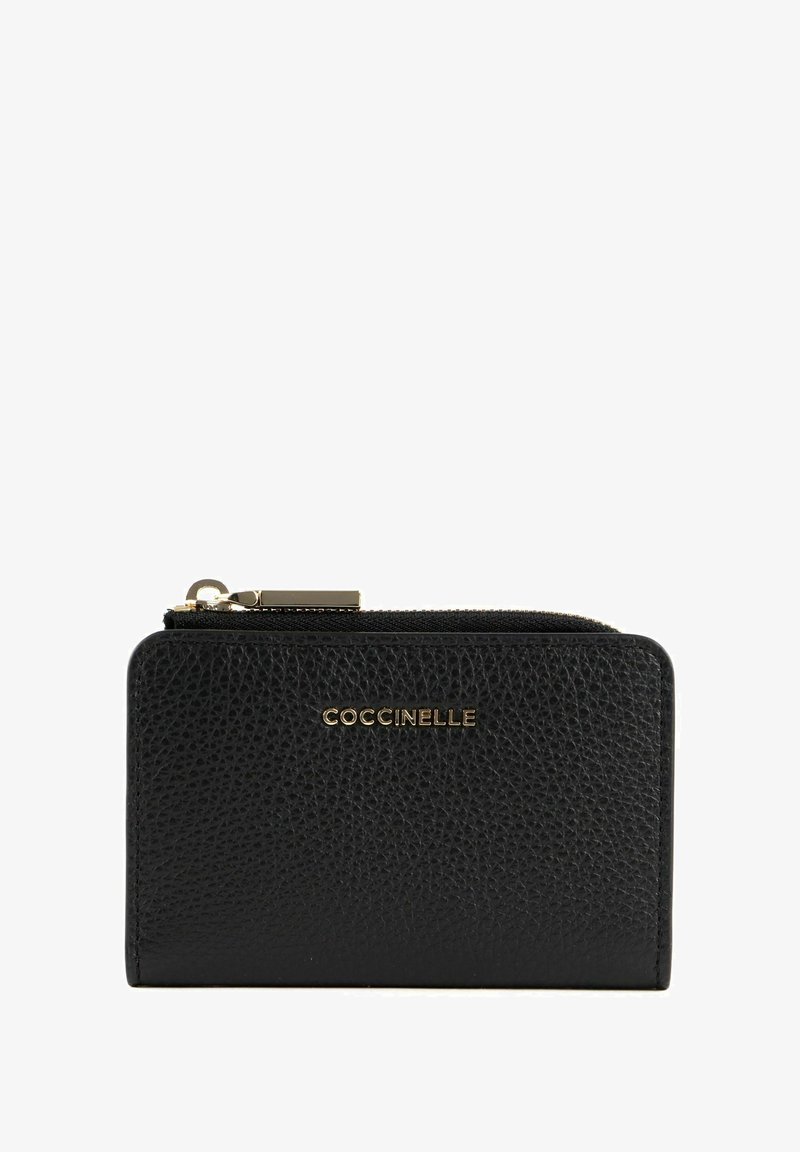 Portefeuille en cuir noir avec une finition texturée, une quincaillerie dorée et une fermeture éclair. Présente un logo embossé sur le devant. Design compact.