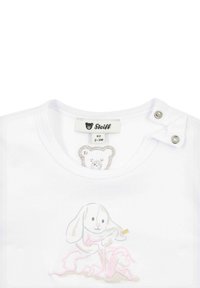 Camiseta blanca de algodón con un diseño bordado de un conejo en suave rosa y beige. Presenta un escote redondo y un cierre de botón a presión en el hombro.