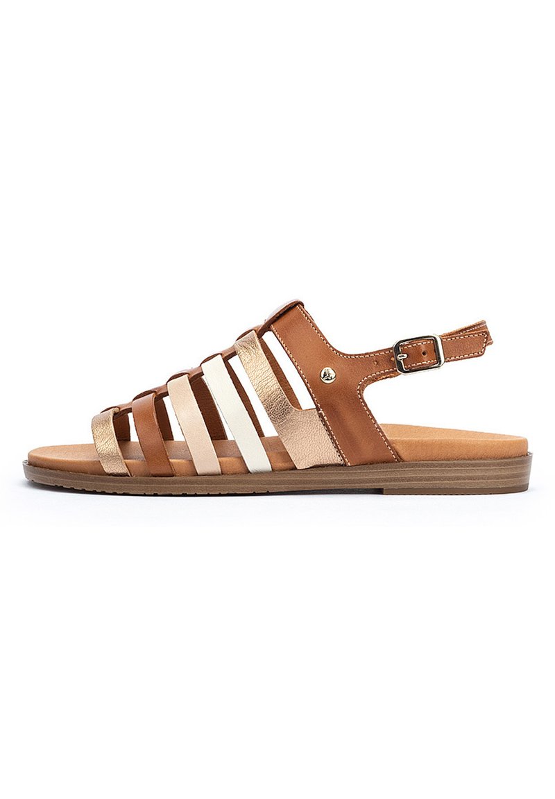 Sandal de cuero marrón con múltiples tiras de colores, incluyendo acentos en dorado y blanco. Presenta una correa ajustable en el tobillo y una suela plana.