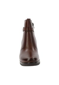 Bottine en cuir marron avec une finition lisse, une fermeture éclair sur le côté et une sangle décorative au niveau de la cheville, dotée d'une solide semelle noire.