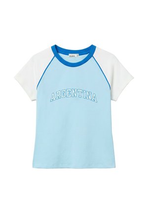 PULL&BEAR, SLIM FIT SHORT SLEEVE WITH GRAPHIC - T-SHIRT - Tričko s potlačou - light blue