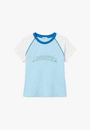 PULL&BEAR, SLIM FIT SHORT SLEEVE WITH GRAPHIC - T-SHIRT - T-shirt print - light blue