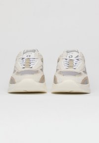 Sneakers chunky con una toma superiore in suede crema e grigio, inserti in rete, dettagli beige e una suola bianca spessa. I lacci sono bianchi; logo sulla linguetta.