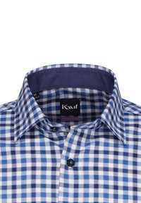 Camicia abbottonata in una fantasia a quadri blu e bianca. Collo con contrasto di colletto interno blu scuro e dettagli dei bottoni neri. Vestibilità regolare.