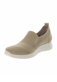 Zapato ligero color beige claro, tipo slip-on, con una parte superior de malla transpirable, patrón texturizado y una suela blanca acolchada. Presenta un asa en el talón.