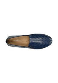 Námořnické boty na slip-on s perforovaným syntetickým svrškem, kulatou špičkou a hnědou polstrovanou stélkou. Ploché podrážky pro snadné nošení.
