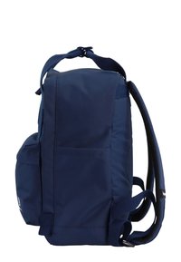 Zaino blu navy realizzato in tessuto resistente, con una forma rettangolare, spallacci imbottiti e una tasca frontale per ulteriore spazio di archiviazione.