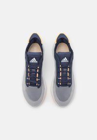 adidas Sportswear AVRYN - Športni copati - shadow navy/acid orange