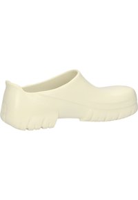 Cremfarbene Clogs mit glänzender Oberfläche, gerundeter Zehenpartie und strukturiertem Gummisohle. Schlichtes Design ohne sichtbare Beschläge oder Muster.