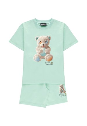 Set per bambini composto da T-shirt e pantaloncini verde chiaro con stampa di un orso di peluche con occhi a bottoni disallineati e scritta "Barrow Friendly".