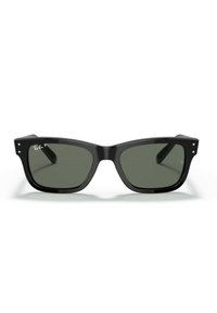 Occhiali da sole in plastica nera con lenti verde scuro, forma rettangolare, dettagli in metallo nella parte frontale e logo visibile nella parte superiore sinistra della lente.