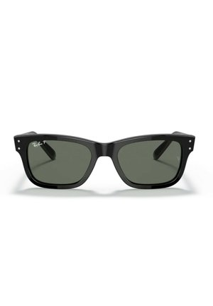 Occhiali da sole in plastica nera con lenti verde scuro, forma rettangolare, dettagli in metallo nella parte frontale e logo visibile nella parte superiore sinistra della lente.