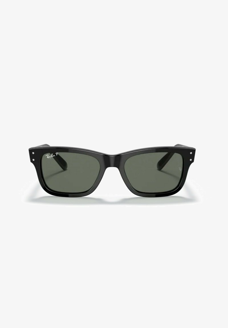 Occhiali da sole in plastica nera con lenti verde scuro, forma rettangolare, dettagli in metallo nella parte frontale e logo visibile nella parte superiore sinistra della lente.