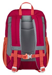 Roter und grauer Rucksack mit gepolsterten Tragegurten, Netzrücken, verstellbaren orangen Akzenten und einem Schnallenverschluss. Kompaktes, ergonomisches Design.