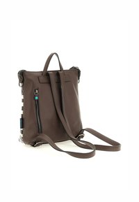 Borsa in pelle marrone con finitura testurizzata, dotata di una tasca anteriore con zip, tracolla regolabile e doppi manici superiori per il trasporto.