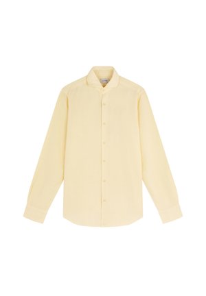 Camisa amarilla de manga larga con cuello de banda, cierre frontal de botones y una textura suave. Presenta puños ajustados y un bajo ligeramente curvado.