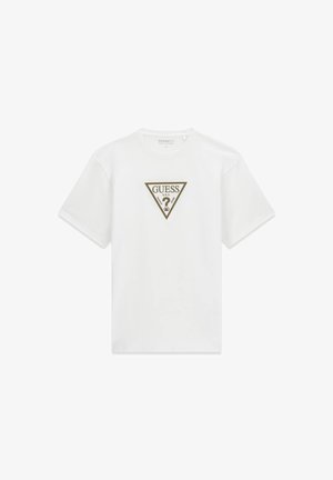 Weißes Baumwoll-T-Shirt mit kurzen Ärmeln, versehen mit einem gold- und schwarzfarbenen dreieckigen Logoaufdruck in der Mitte, auf dem "GUESS USA" steht.