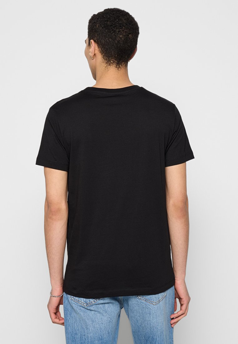 Schwarzes Kurzarm-T-Shirt aus Baumwolle mit Rundhalsausschnitt und schlichtem Design, von hinten betrachtet.