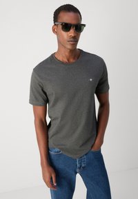GANT PRINTED ARCHIVE SHIELD - Jednoduché tričko - antracit melange