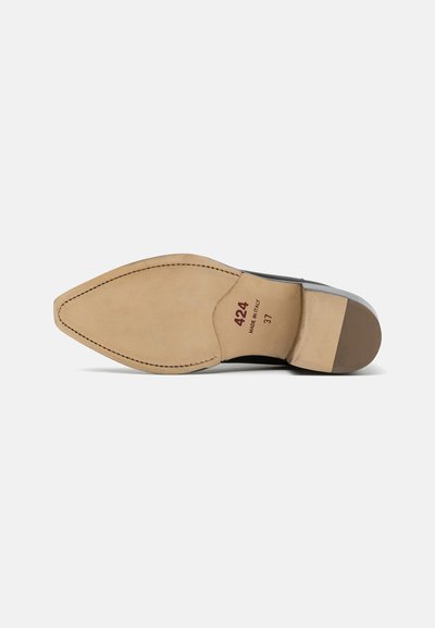 Talpa de pantof din piele neagră cu vârf ascuțit, intermediar din piele bej și detalii de cusătură. Include inscripția "424 Made in Italy" și mărimea "37" imprimată.