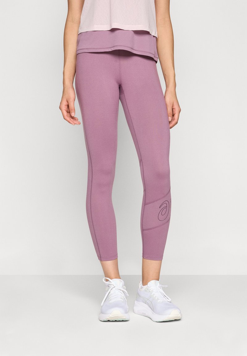 Leggings de sport violets fabriqués en matériau extensible, avec un design élégant, de longueur cheville et un logo subtil sur le côté.