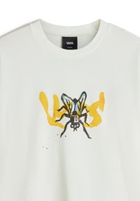 Bílá bavlněná tričko s grafikou včely v černé a žluté barvě s modrými akcenty a se slovem "VANS" integrovaným do designu.