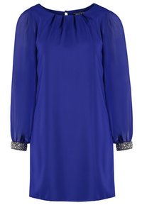 Vestido azul de manga larga con mangas translúcidas, escote fruncido y puños en las muñecas decorados con cuentas brillantes, de longitud hasta la rodilla y corte recto.