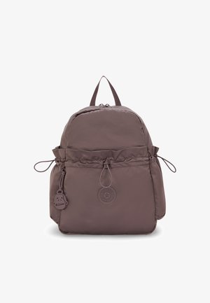 Zaino in nylon di colore mauve scuro con tasche laterali regolabili, chiusura a cordoncino, etichetta con logo iconico e manico superiore per un facile trasporto.