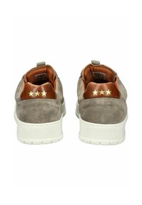Sneakers in suede grigio con suola bianca, dotati di un accento in pelle marrone sul tallone e tre decorazioni a forma di stella dorata.