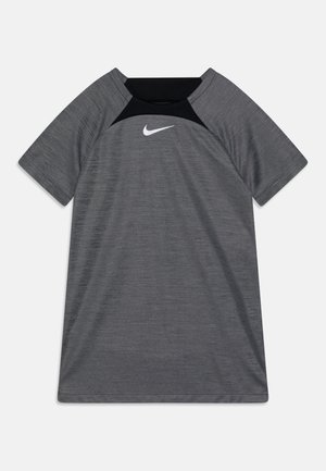 Grijs sport T-shirt met een zwarte schouderstuk, korte mouwen en een wit Nike-logo op de voorkant. Gestructureerd materiaal, ronde halsontwerp.