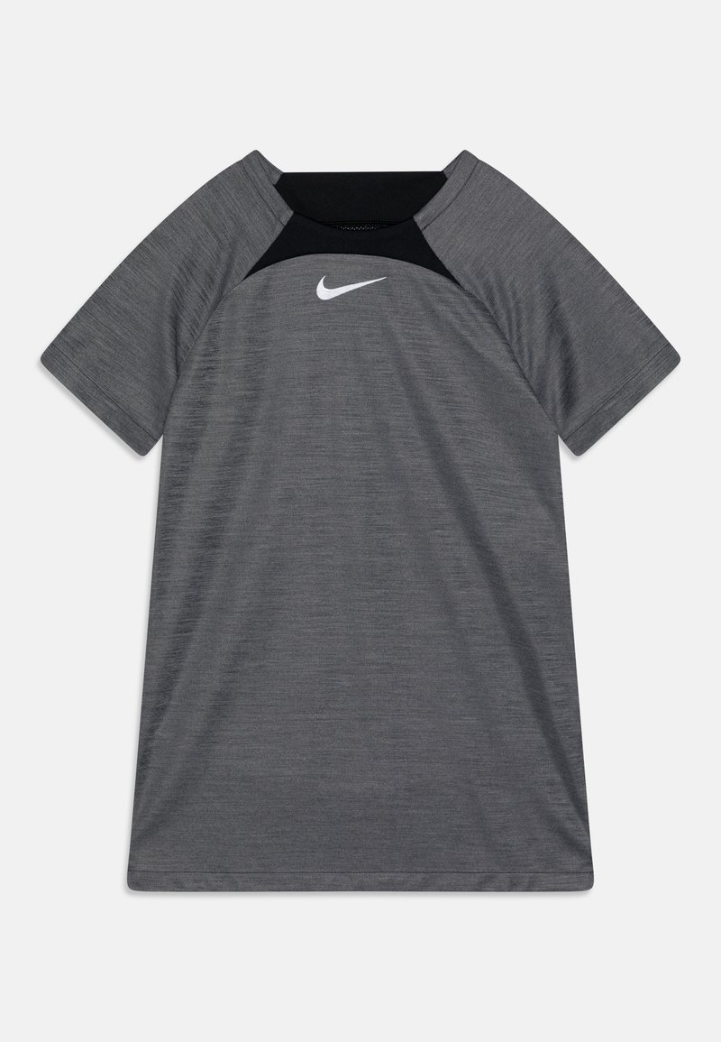 Šedé sportovní tričko s černým ramenním yoke, krátkými rukávy a bílým logem Nike na přední straně. Texturovaný materiál, design s kulatým výstřihem.