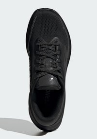 Sort atletiksko med en åndbar mesh-overdel, forstærket tå, teksturerede snørebånd og en polstret sål for støtte.