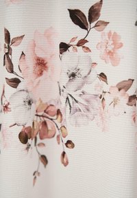 Textiel met een gestructureerde witte achtergrond en delicate roze en lavendelkleurige bloemenpatronen, inclusief bladeren in bruine en groene tinten.