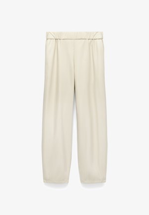 Roomvallende broeken in crèmekleur met elastische tailleband en rechte pijpen, afgebeeld op een witte achtergrond.