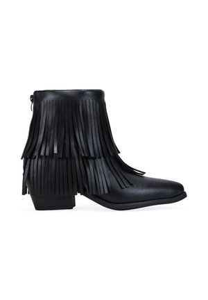 Botas negras de tobillo hechas de cuero con detalles de flecos a lo largo de los lados, un tacón bajo y un cierre de cremallera en la parte trasera.