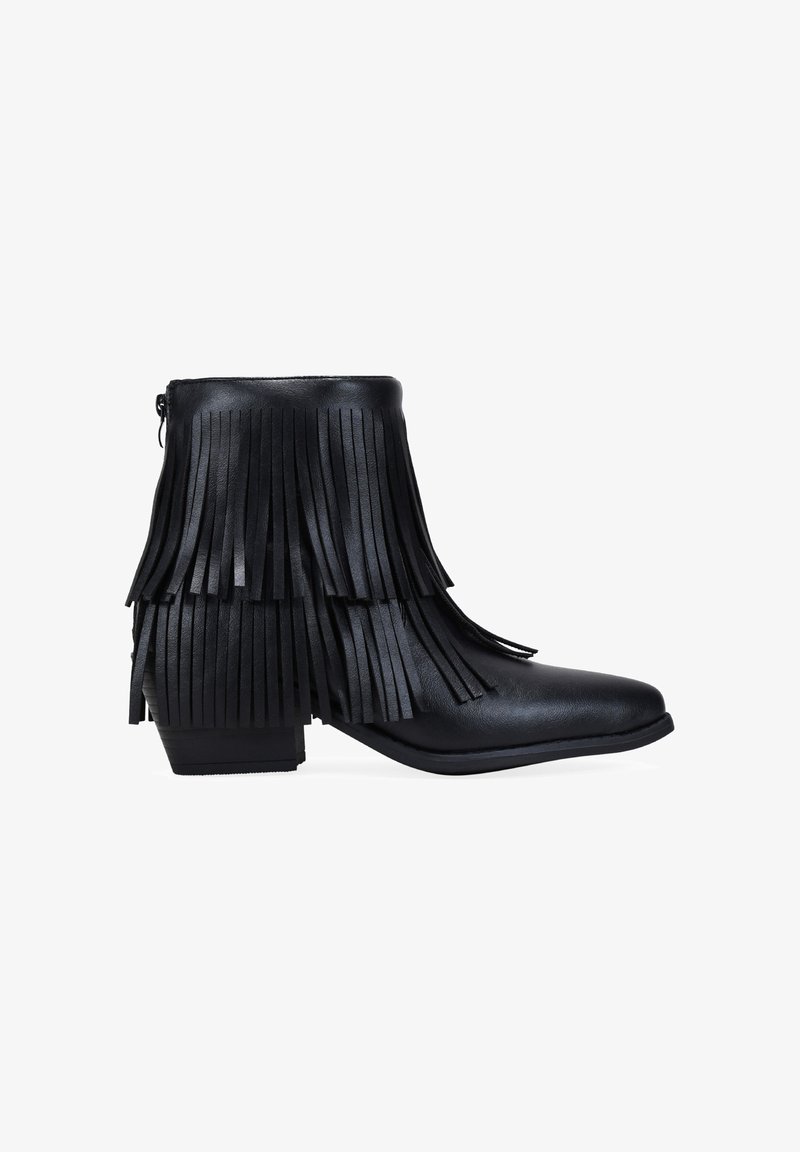 Botas negras de tobillo hechas de cuero con detalles de flecos a lo largo de los lados, un tacón bajo y un cierre de cremallera en la parte trasera.