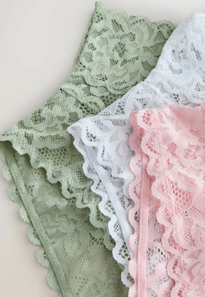 Nėriniai audiniai mėtų žalia, balta ir švelniai rožine spalvomis, su banguotais kraštais ir gėlių raštais, sudėti sluoksniais, dalinai persidengiantys.