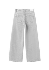 Svetlosivé široké rifle z denimu so dvoma zadnými vreckami, pútkami na opasok a bielou značkovou nášivkou na páse.