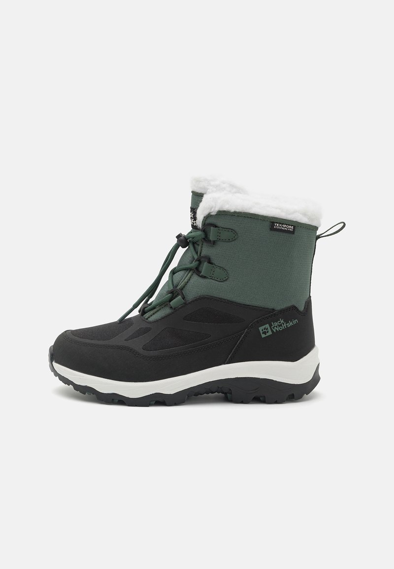 Wodoodporne zimowe buty z zieloną tekstylną cholewką, czarną gumową podeszwą, futrzanym wykończeniem oraz regulowanymi sznurowadłami zapewniającymi pewne dopasowanie.