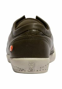 Braune Leder-Sneaker mit strukturiertem Finish, Gummisohle und weißem Außensohlen. Verfügt über ein kleines Logo an der Seite und gestickte Details.
