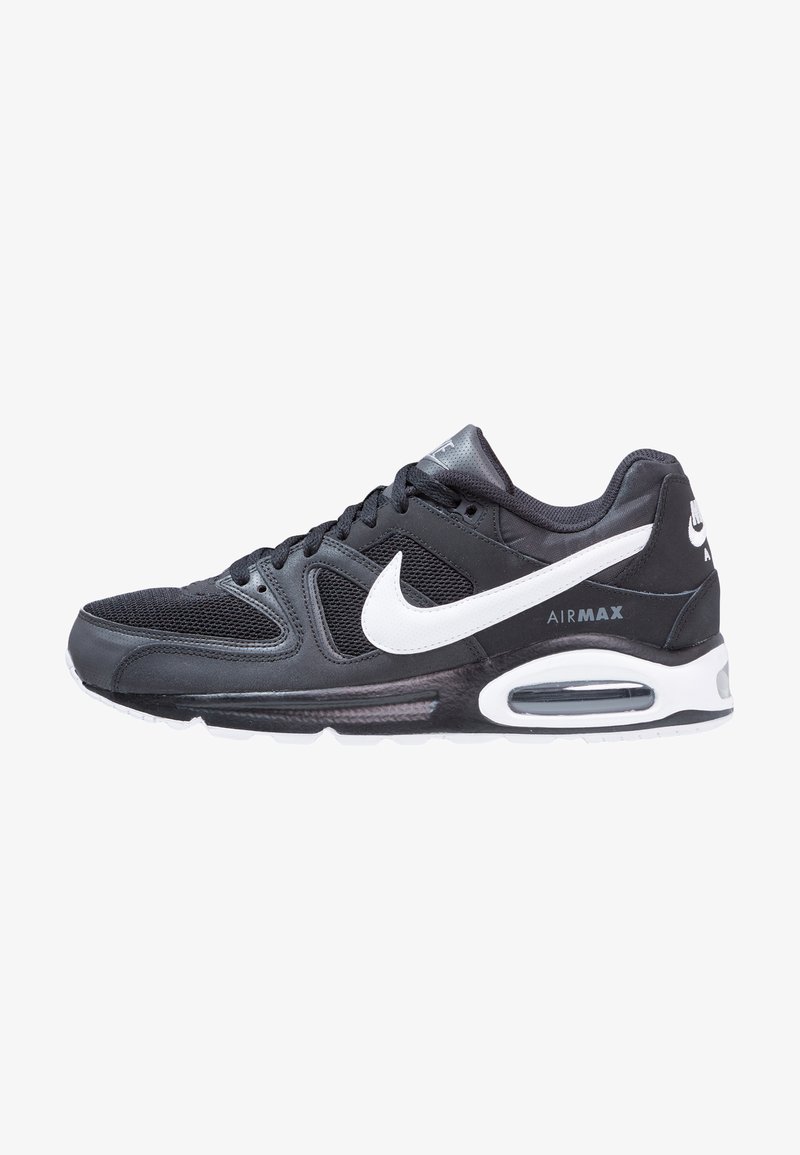 Nike Air Max sneakers hebben een zwarte mesh- en synthetische bovenkant, een witte accentlogo, een gevoerde kraag en een zichtbare luchtunit in de zool.