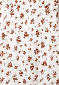 Țesătură florală cu un fundal alb, decorată cu flori mici de culoare portocalie și gri, texturată cu un design plisat.