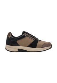 Baskets basses beige et noires avec lacets noirs, détails texturés et accent imprimé léopard au talon, semelle beige avec bande de roulement noire.