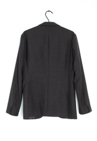 Ciemnoszary blazer z wyłogami, długimi rękawami i jednym rozcięciem z tyłu. Posiada mankiety zapinane na guziki oraz gładką, teksturowaną tkaninę.