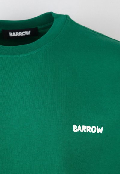 T-shirt in cotone verde con scollo a girocollo. Presenta un logo bianco "BARROW" sul lato sinistro del petto e una texture liscia e morbida.