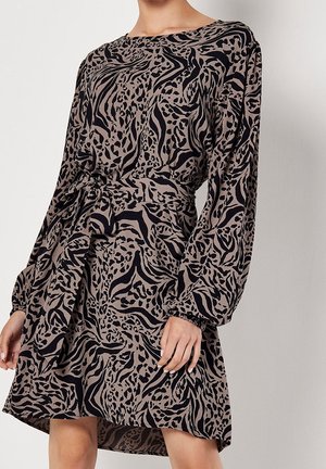 Luźna sukienka z długimi bufkami na rękawach i wzorem zwierzęcym w kolorze czarnym i beżowym, z paskiem wiązanym w talii.