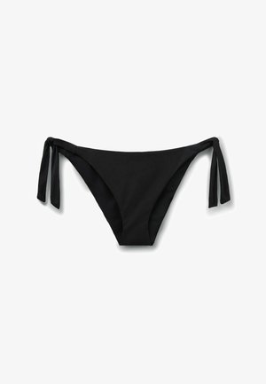 Schwarzer Bikini-Slip mit seitlichen Bindebändern, flach liegend auf weißem Hintergrund.