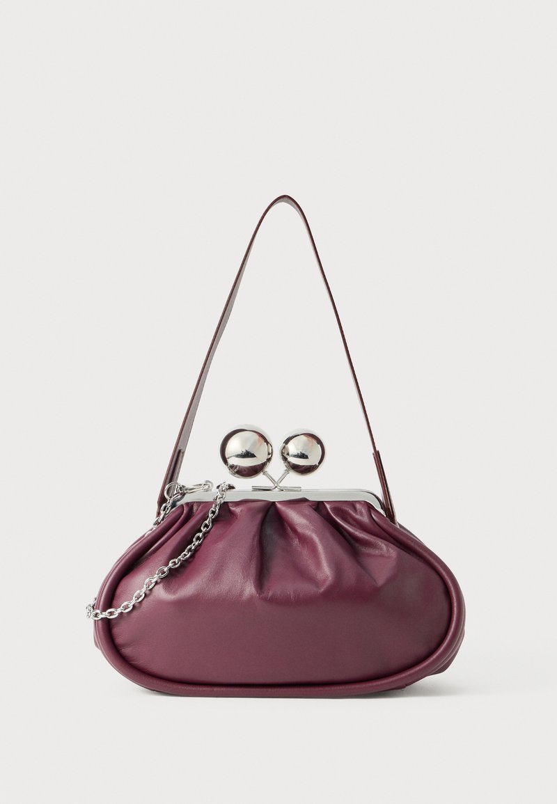 Ringikujuline burgundi värvi nahast käekott, millel on hõbedane lukustus, ahela aktsent ja üks õlavarre rihm. Sile tekstuur, millel on kortsus disain.